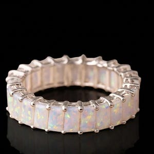Anello eternity in argento sterling fatto a mano con opale, taglio a baguette a smeraldo, anello nuziale impilabile