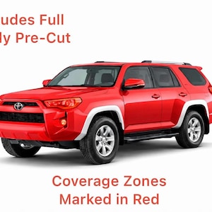 Könnte beinhalten: Ein roter SUV mit weißen Akzenten. Der Text "1. Includes Full Body Pre-Cut" und "Coverage Zones Marked in Red" ist im Bild enthalten. Das Fahrzeug ist vor einem weißen Hintergrund abgebildet.