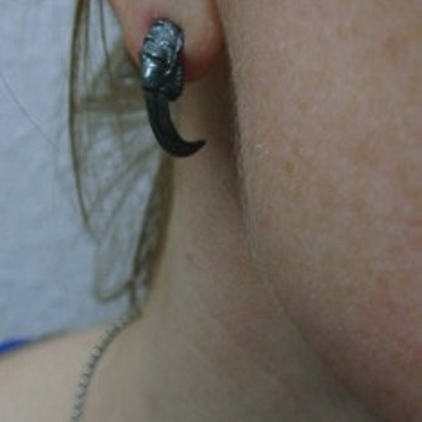 Single Raven Talon Ear Stud, Silver