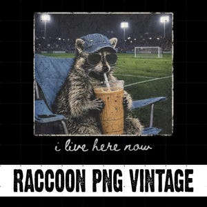 Può includere: Grafica in stile vintage con un procione con occhiali da sole e berretto di jeans, seduto su una sedia blu, che tiene in mano un caffè freddo. Lo sfondo mostra un campo da calcio di notte. Il testo recita "i live here now" e "RACCOON PNG VINTAGE."