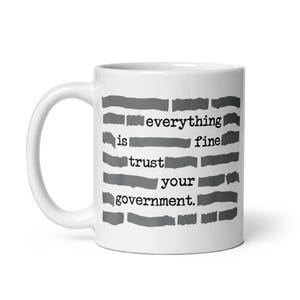 Taza "Todo está bien, confía en tu gobierno", divertida taza de café sarcástica, regalo político de humor negro