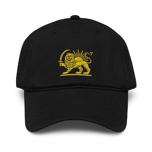 Op de afbeelding: Zwarte baseballcap met een goud geborduurd embleem van een leeuw met zwaard en zon. De cap heeft een gebogen klep en een verstelbare stoffen band. Een stijlvol accessoire.