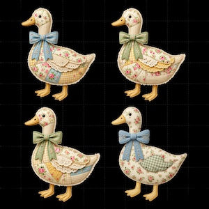 Könnte beinhalten: Vier dekorative Entenfiguren. Jede Ente hat einen cremefarbenen Körper mit floralem Muster, Patchwork-Flügeln und einer Schleife um den Hals. Die Schleifen sind in Blau- und Grüntönen gehalten. Die Enten haben gelbe Füße und Schnäbel.