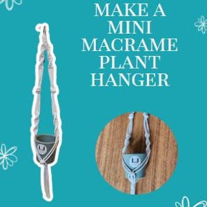Op de afbeelding: Een turquoise afbeelding met de tekst "How to Make a Mini Macrame Plant Hanger". De afbeelding toont een witte macramé plantenbak met een grijze pot. Een kleinere cirkelvormige afbeelding van de hanger is ook te zien. De tekst "By LJMacrameStore" staat onderaan.