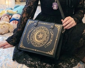 Libro de hechizos Ita Bag Anime Pin Display Window Fantasy Cosplay Bolso cruzado de hombro Organizador