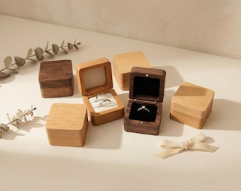 Caja para anillos de madera de nogal hecha a mano, interior de terciopelo, ideal para compromisos y propuestas.