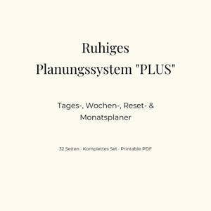 Puede incluir: Fondo color crema con texto negro. El texto dice "Ruhiges Planungssystem PLUS" y enumera "Tages-, Wochen-, Reset- & Monatsplaner". Texto adicional indica "32 Seiten • Komplettes Set • Printable PDF".
