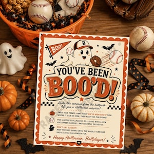 Könnte beinhalten: Ein rechteckiges Halloween-Schild mit gewelltem orangefarbenem Rand, das einen Geist mit Baseballkappe, einen Wimpel und Fledermäuse zeigt. Der Text lautet YOU'VE BEEN BOO'D! und enthält Anweisungen für ein Spiel mit kleinen Geschenken.