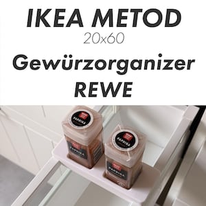 Può includere: Un cartello in legno fatto a mano con la scritta "Benvenuti" in un carattere giocoso. Il cartello è dipinto di bianco con una finitura invecchiata e presenta un design floreale nei toni del rosa e del verde. Misura circa 30 cm di larghezza.