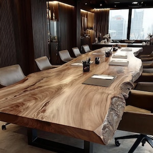 Könnte beinhalten: Ein großer Konferenztisch aus Holz mit natürlicher Kante dominiert den Raum. Die natürliche Holzmaserung des Tisches ist sichtbar, mit einer dunkelbraunen Oberfläche. Lederstühle umgeben den Tisch, und der Raum hat eine moderne, professionelle Ästhetik. Stifte und Notizblöcke liegen auf dem Tisch.
