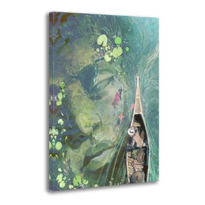 Op de afbeelding: Canvas print met een artistieke illustratie. Het kunstwerk toont een serene scène met het gezicht van een vrouw subtiel geïntegreerd in een weelderige, groene wateromgeving. Een boot met een persoon bevindt zich in het water en kleurrijke vissen zwemmen in de buurt.