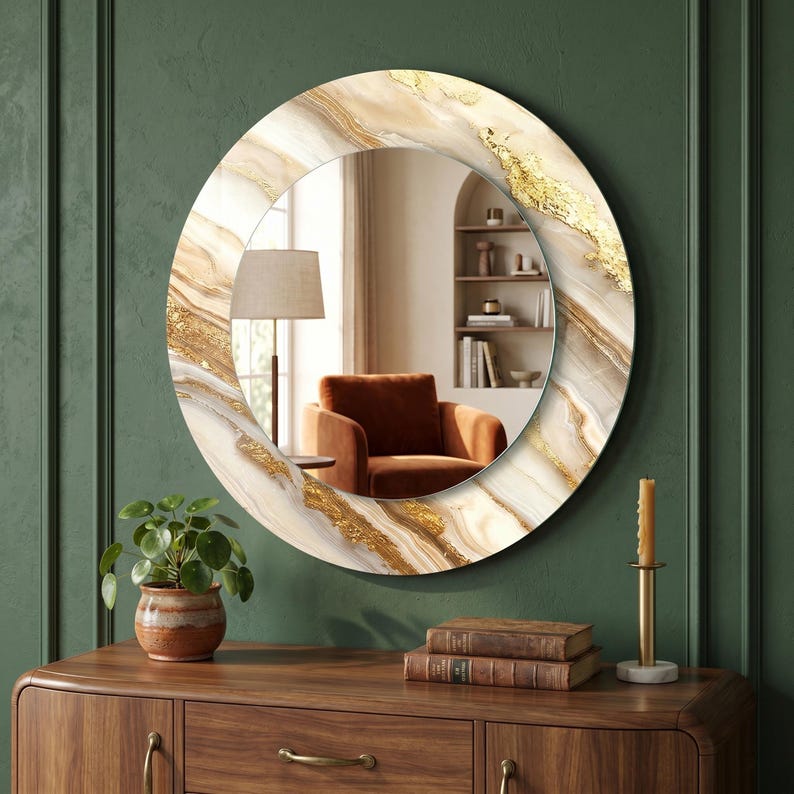 Peut inclure: Miroir d&eacute;coratif rond avec un motif marbr&eacute; cr&egrave;me, or et blanc. Le miroir est fix&eacute; sur un mur vert fonc&eacute; et refl&egrave;te une pi&egrave;ce avec une chaise et une lampe. Un &eacute;l&eacute;ment de d&eacute;coration int&eacute;rieure &eacute;l&eacute;gant.