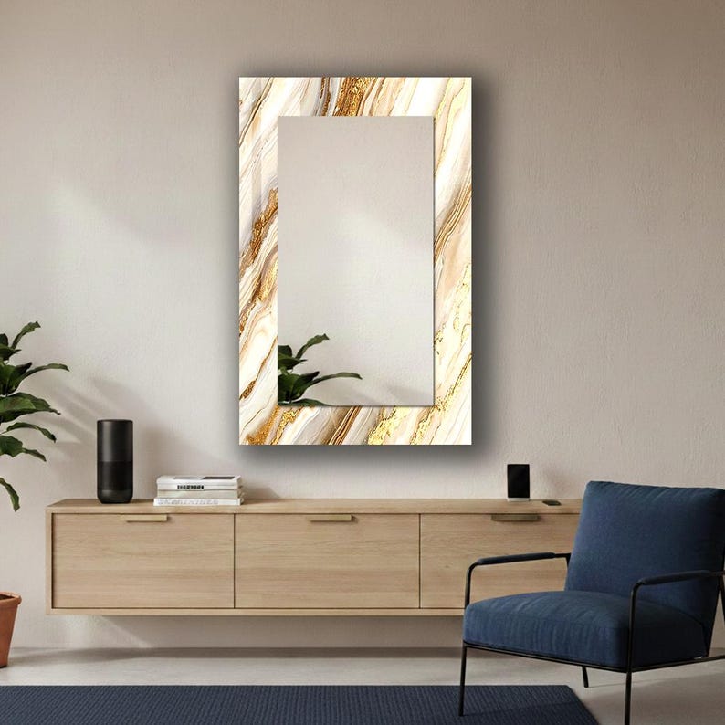Peut inclure: Un miroir mural rectangulaire avec un motif semblable &agrave; du marbre dans les tons de blanc, d'or et de marron. Le miroir a une forme rectangulaire avec un miroir rectangulaire plus petit au centre. D&eacute;coration int&eacute;rieure.