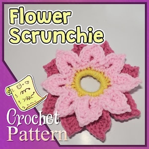 Könnte beinhalten: Ein Häkelmuster für ein Blumen-Haargummi mit Anleitung. Die Blume ist rosa und gelb und hat ein Loch in der Mitte für ein Haargummi.