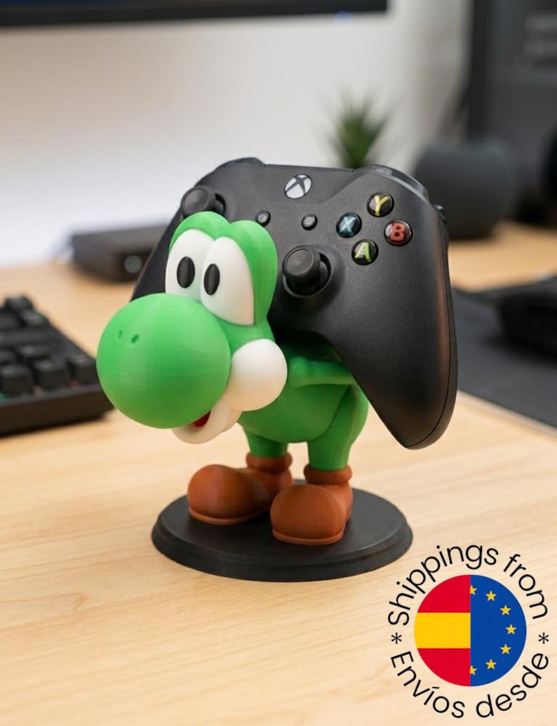 Soporte universal para mandos de Nintendo Switch, PlayStation, XBOX o PC inspirado en Yoshi, el personaje de Mario Bros, ideal para regalo de cumpleaños original tanto para niños como para mayores gamers.