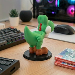 Soporte universal para mandos de Nintendo Switch, PlayStation, XBOX o PC inspirado en Yoshi, el personaje de Mario Bros, ideal para regalo de cumpleaños original tanto para niños como para mayores gamers.
