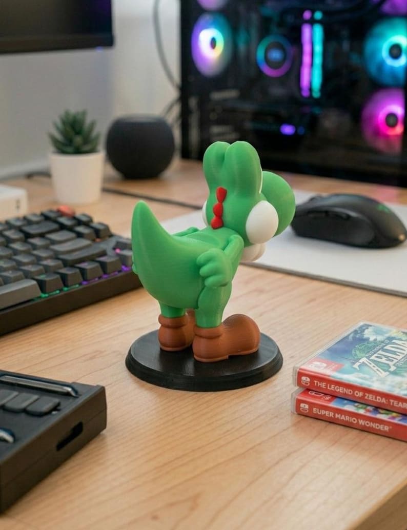 Soporte universal para mandos de Nintendo Switch, PlayStation, XBOX o PC inspirado en Yoshi, el personaje de Mario Bros, ideal para regalo de cumpleaños original tanto para niños como para mayores gamers.