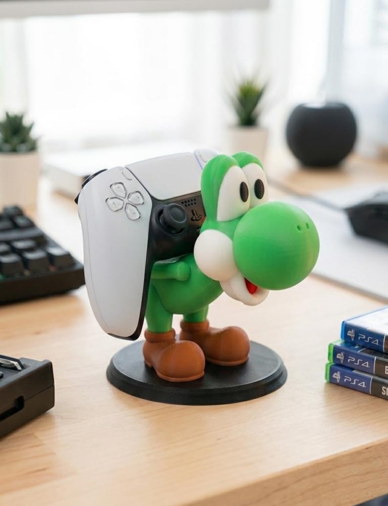 Soporte universal para mandos de Nintendo Switch, PlayStation, XBOX o PC inspirado en Yoshi, el personaje de Mario Bros, ideal para regalo de cumpleaños original tanto para niños como para mayores gamers.