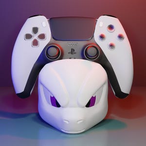Peut inclure: Une manette PlayStation 5 blanche et noire repose sur une tête de dragon blanche stylisée avec des yeux violets. La manette a un centre noir et des côtés blancs avec des boutons colorés. Le fond a un dégradé de violet et de rouge.