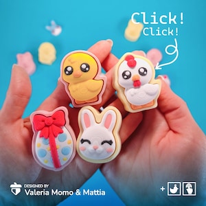 Puede incluir: Un conjunto de cortadores de galletas coloridos con temática de Pascua en forma de pollito, gallina, conejito y huevo de Pascua con lazo. La imagen incluye el texto "Click! Click!" y el nombre del diseñador.