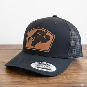 Gepersonaliseerde leren patch jachttruckerhoed | Ontwerp met vogelhond