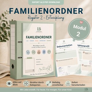 Op de afbeelding: Een lichtgroene ordner met het label FAMILIENORDNER en een omslag met iconen voor arts, therapie, school, ontwikkeling en autoriteiten. Daarnaast liggen twee bedrukte pagina's met de titels Dokumentation en Stärkenprofil met schrijflijnen.