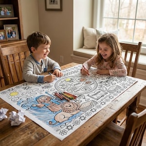 Pode incluir: Uma grande folha de colorir branca com o tema da Páscoa Seder está espalhada sobre uma mesa de madeira. A folha apresenta ilustrações de itens tradicionais da bandeja de Seder, cenas bíblicas e texto hebraico. As crianças estão colorindo a folha com giz de cera.