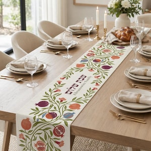 Camino de mesa de Shabat personalizado, arte judaico de granada, decoración judía para el hogar, nombre familiar personalizado, Shabat Shalom, regalo judío