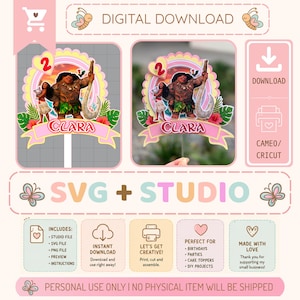 Könnte beinhalten: Eine digitale Download-Datei für einen personalisierten Tortenaufleger mit den Charakteren Moana und Maui, einer Zahl zwei und dem Namen Clara auf einem rosa Banner. Das Design enthält tropische Blumen, Blätter und Schmetterlinge für Schneideplotter.