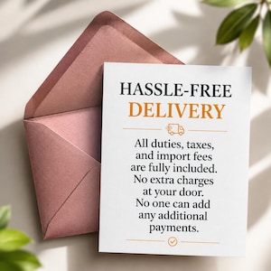 Op de afbeelding: Een witte rechthoekige kaart met zwarte en oranje tekst die HASSLE-FREE DELIVERY, All duties, taxes, and import fees are fully included. No extra charges at your door. No one can add any additional payments leest. De kaart zit in een oudroze envelop.
