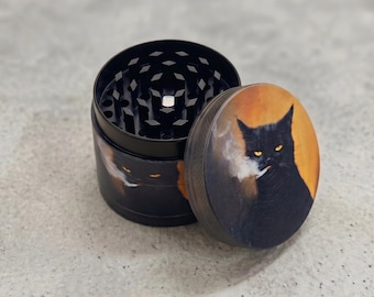Broyeur d'herbes Black Cat en aluminium 4 couches : grattoir, dents en diamant, couvercle orange chat art et motif latéral