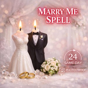 Peut inclure: Deux bougies en forme de robe de mariée et de smoking, chacune avec une mèche allumée. La robe est blanche avec des détails en dentelle, et le smoking est noir avec un nœud papillon. Un petit bouquet de fleurs blanches et deux anneaux dorés.