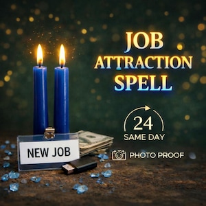 Könnte beinhalten: Zwei brennende blaue Kerzen stehen neben einem weißen Schild mit der Aufschrift NEW JOB, einem Stapel Geldscheine und einem schwarzen USB-Stick. Der Text lautet JOB ATTRACTION SPELL, 24 SAME DAY und PHOTO PROOF vor einem dunklen Hintergrund.