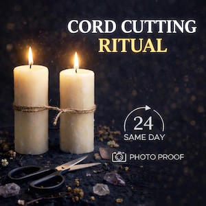 Op de afbeelding: Twee brandende crèmekleurige pilaar kaarsen, samengebonden met touw, met een schaar en kristallen ervoor. De tekst luidt "CORD CUTTING RITUAL", "24 SAME DAY" en "PHOTO PROOF".