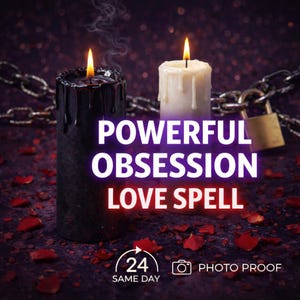 Puede incluir: Dos velas encendidas, una negra y otra blanca, con el texto "POWERFUL OBSESSION LOVE SPELL". La vela negra tiene cera goteando. Una cadena y un candado están en el fondo. Pétalos de rosa rojos están esparcidos.