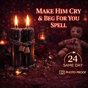 Peut inclure: Deux bougies noires aux flammes allumées, entourées d'une chaîne cuivrée avec deux petits cadenas. Le texte indique : MAKE HIM CRY & BEG FOR YOU SPELL, 24 SAME DAY, et PHOTO PROOF. Une petite poupée avec des épingles est visible en arrière-plan.