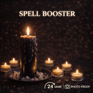 Peut inclure: Une bougie noire allumée avec de la cire qui coule, entourée de plusieurs petites bougies allumées. Le texte "SPELL BOOSTER" est en haut. Une plaque métallique avec des pierres blanches est à la base de la grande bougie. Le texte "24 SAME PHOTO PROOF" est également présent.
