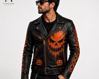 Puede incluir: Una chaqueta de cuero negra para motocicleta con un estampado gráfico naranja de una cara de calabaza grande y goteante en el pecho, calabazas más pequeñas cerca de la cintura y patrones de llamas en las mangas, con un cinturón.