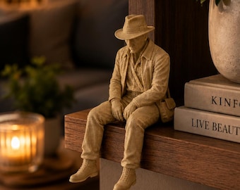 Explorer Sitting Edge Shelf Figurine – 9.2 cm PVC Statue – Vintage Adventurer Desk Decor – Bookshelf Edge Ornament – Cozy Home Office Gift