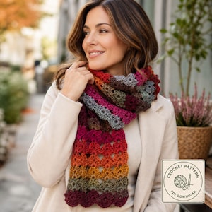Puede incluir: Una bufanda de ganchillo con un patrón degradado multicolor en tonos burdeos, naranja, amarillo y gris. La bufanda tiene un diseño de borde festoneado y se muestra junto a un gráfico cuadrado etiquetado como Crochet Pattern PDF Download.