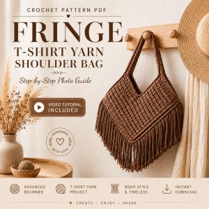 Puede incluir: Un bolso de hombro de ganchillo marrón hecho de hilo de camiseta con una base en forma de V y flecos largos. La imagen incluye el texto: CROCHET PATTERN PDF, FRINGE T-SHIRT YARN SHOULDER BAG, Step-by-Step Photo Guide, VIDEO TUTORIAL INCLUDED, HANDMADE WITH LOVE.
