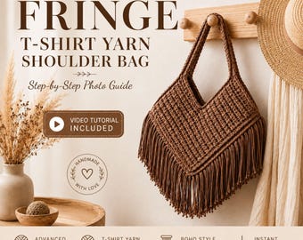 Puede incluir: Un bolso de hombro de ganchillo marrón hecho de hilo de camiseta con una base en forma de V y flecos largos. La imagen incluye el texto: CROCHET PATTERN PDF, FRINGE T-SHIRT YARN SHOULDER BAG, Step-by-Step Photo Guide, VIDEO TUTORIAL INCLUDED, HANDMADE WITH LOVE.