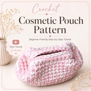 Può includere: Un astuccio per cosmetici all'uncinetto rosa e bianco. L'immagine include il testo "Crochet Cosmetic Pouch Pattern" e "Tutorial passo-passo per principianti". È incluso un video tutorial.