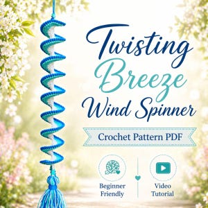 Pode incluir: Um móbile eólico em espiral feito à mão, em tons de azul e branco. O texto "Twisting Breeze Wind Spinner" e "Crochet Pattern PDF" são exibidos. O design inclui um tassel. Tutorial em vídeo disponível.