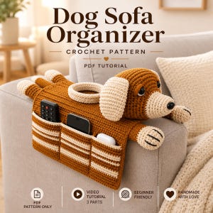 Puede incluir: Un organizador de sofá de perro tejido a ganchillo en marrón y crema. El organizador con forma de perro tiene bolsillos para guardar cosas y un anillo para sujetar objetos. El texto "Dog Sofa Organizer" y "Crochet Pattern" son visibles. El organizador está en un sofá.