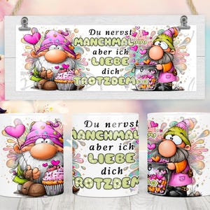 Könnte beinhalten: Weiße Keramik-Tasse mit einem skurrilen Zwergen-Design mit rosa Hut, der einen herzförmigen Ballon und einen Cupcake hält. Die Tasse trägt den Text "Du nervst MANCHMAL aber ich LIEBE dich TROTZDEM".