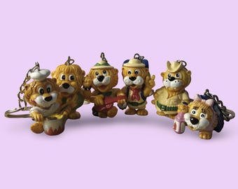Opciones de iniciales personalizadas / Llavero/Colgante vintage de la aventura del león de Kinder Sorpresa / Accesorio de juguete adorable con temática retro de los 90