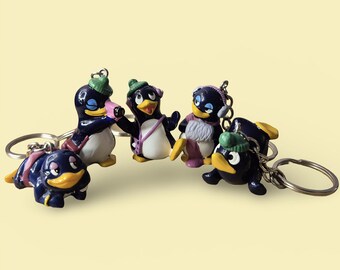 Opciones de iniciales personalizadas / Llavero/Colgante de pingüinos sorpresa Kinder vintage / Accesorio de juguete adorable con estilo retro de los 90