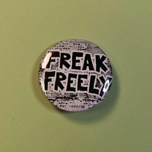 Freak Freely Button (3,2cm Anstecknadel)