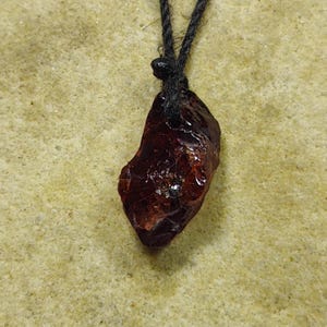Gargantilla de granate rojo en bruto, collar de cristal terroso, joyería de hilo de seda, piedra burdeos natural, gema flotante, delicado collar bohemio